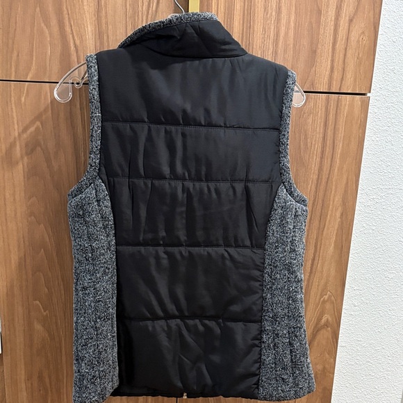 Women's style & Co. sport Black and Gray Puffer Vest size S. - Picture 7 of 7